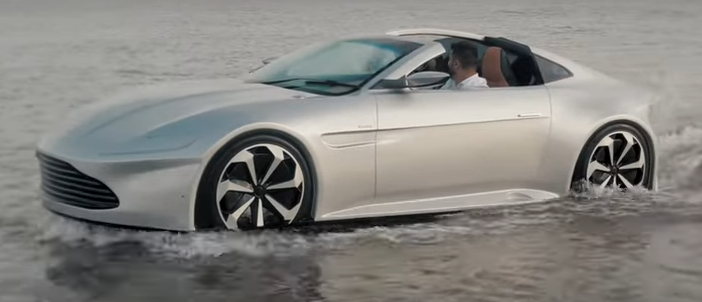 Réplique d'une Aston Martin, ce speedboat navigue à près de 100 km/h