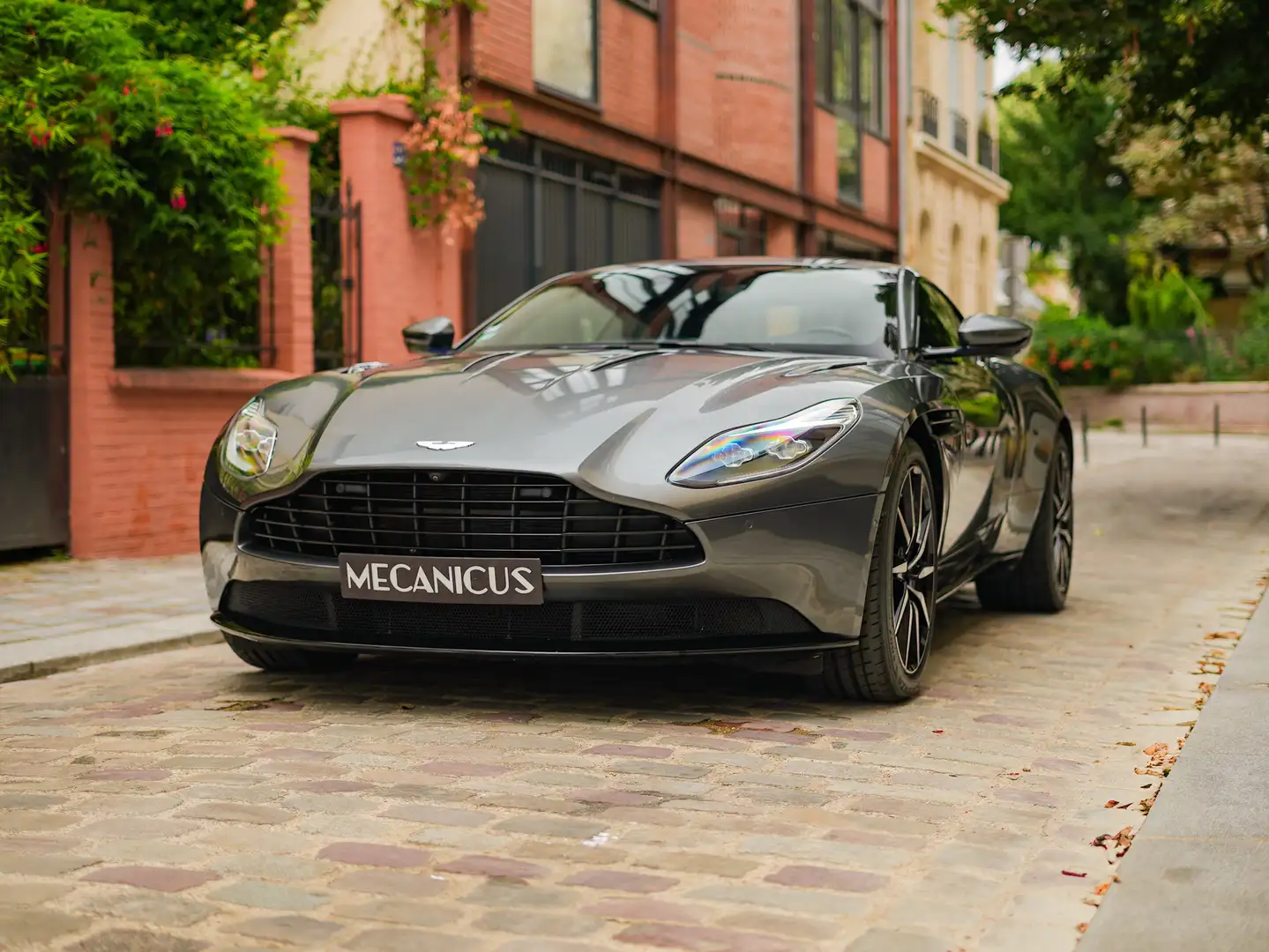 Aston Martin DB11